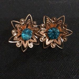 Super cute vintage screw/clip on earrings